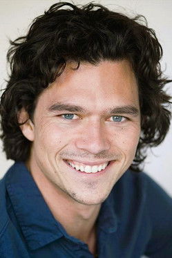 Porträt von Luke Arnold