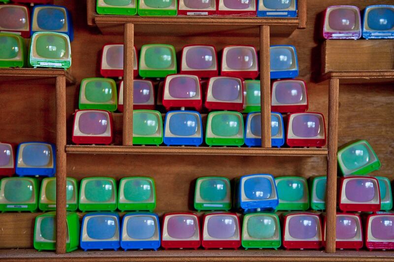 Ein Regal mit Fernsehern