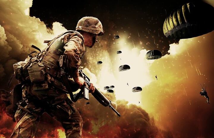 EIn Soldat rennt vor einer expolison weg. im Hintergrund Fallschirmjäger