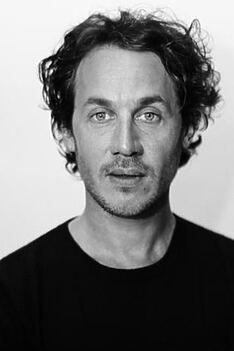 Porträt von Dustin Demri-Burns