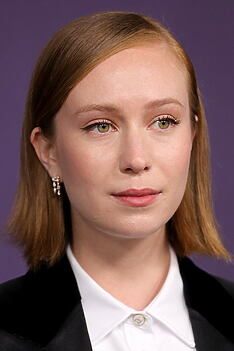 Porträt von Hannah Einbinder