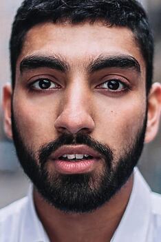 Porträt von Mawaan Rizwan