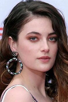 Porträt von Millie Brady