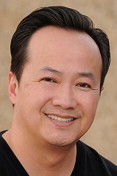 Porträt von Pat Chau