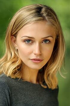 Porträt von Sophie Simnett