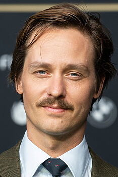 Porträt von Tom Schilling
