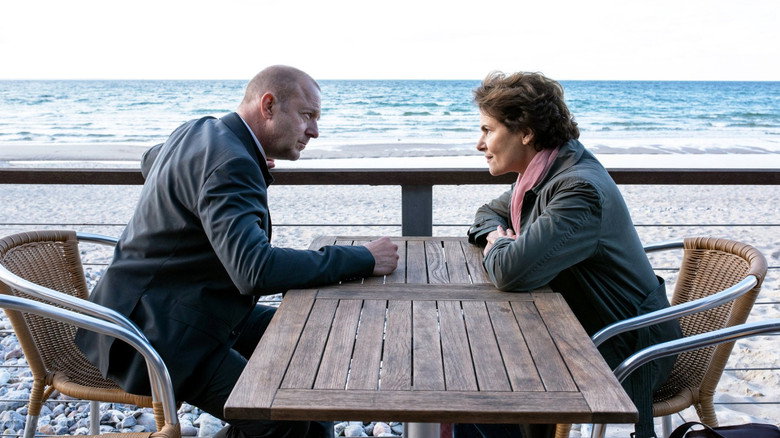 Bild aus der Serie Das Mädchen am Strand