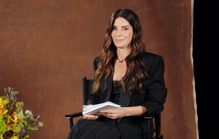 Sandra Bullock sitzt auf einem Stuhl in einem Filmstudio zum Interview