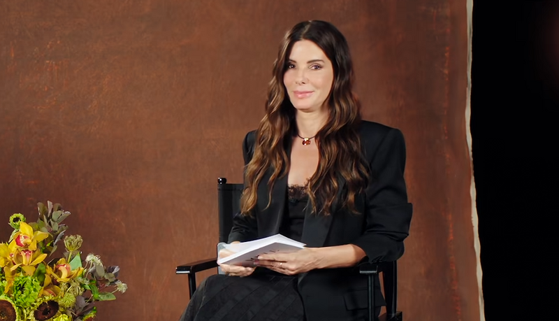 Sandra Bullock sitzt auf einem Stuhl in einem Filmstudio zum Interview