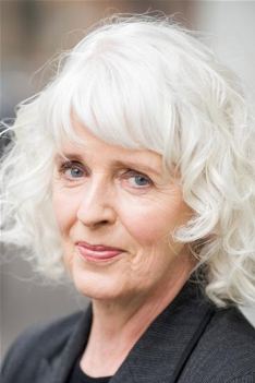 Porträt von Julia Dearden